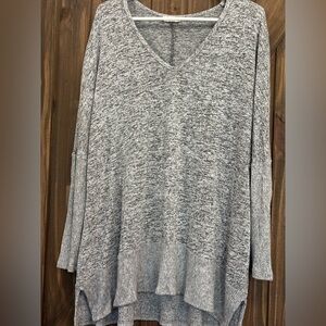 🎉Women’s XL tunic top with side slits in black/white color